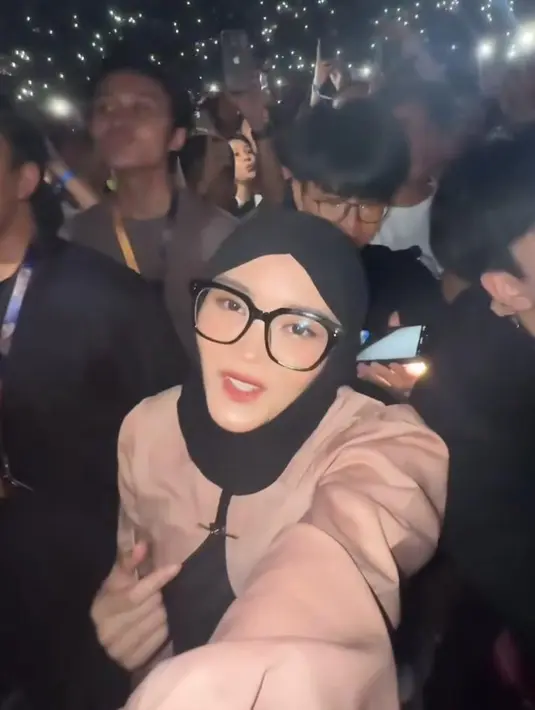 Tak hanya berdua, mereka turut hadir bersama keluarga seperti Putri Delina yang tampil dengan blus warna pink dan hijab hitamnya.  [@rizkyfbian].