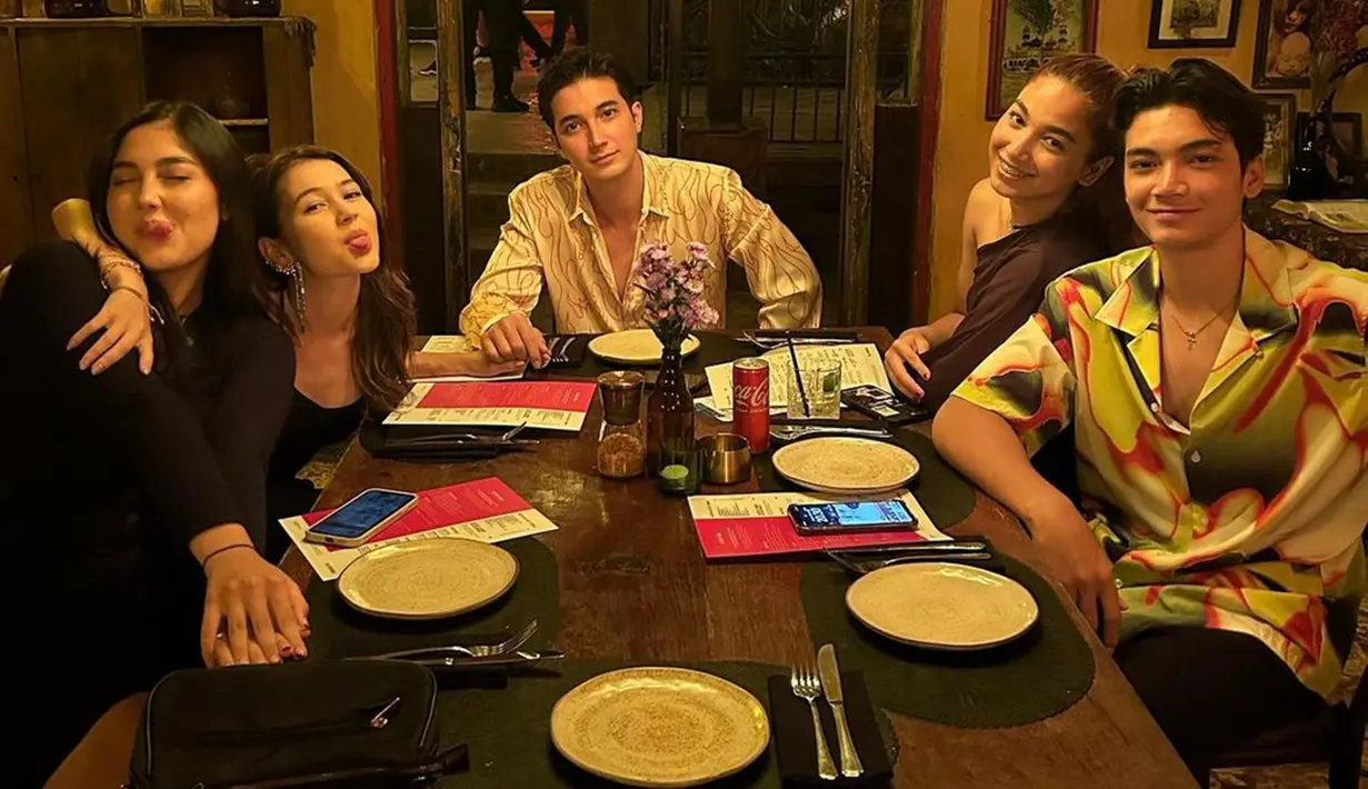 Tak hanya momen saat tahun baru, Sandrinna Michelle dan Junior Roberts sudah sering terlihat bersama dan dekat dengan keluarga masing-masing. Meski ada yang menghujat dan tak setuju dengan hubungan keduanya karena usia terpaut 7 tahun dan Sandrinna yang masih 15 tahun, namun tak sedikit penggemar yang mendukung dan menyebut keduanya cocok bahkan didoakan langgeng. (Liputan6.com/IG/@sandrinna_11)