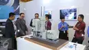 Sejumlah pengunjung mendatangi salah satu stand pameran Hari Listrik Nasional (HLN) di JCC, Senayan, Jakarta, Rabu (28/9). Pameran itu dalam rangka Hari Kelistrikan Nasional ke-71 yang jatuh setiap 27 Oktober. (Liputan6.com/Angga Yuniar)