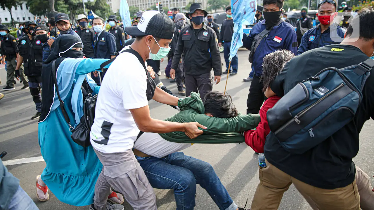 Massa Diduga dari Anarko Diamankan Petugas Kepolisian