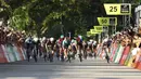 Pembalap sepeda Astana Qazaqstan, Mark Cavendish melakukan sprint saat berkompetisi dalam ajang Tour de France Criterium di Singapura pada Minggu, 10 November 2024. (AP Photo/Danial Hakim)