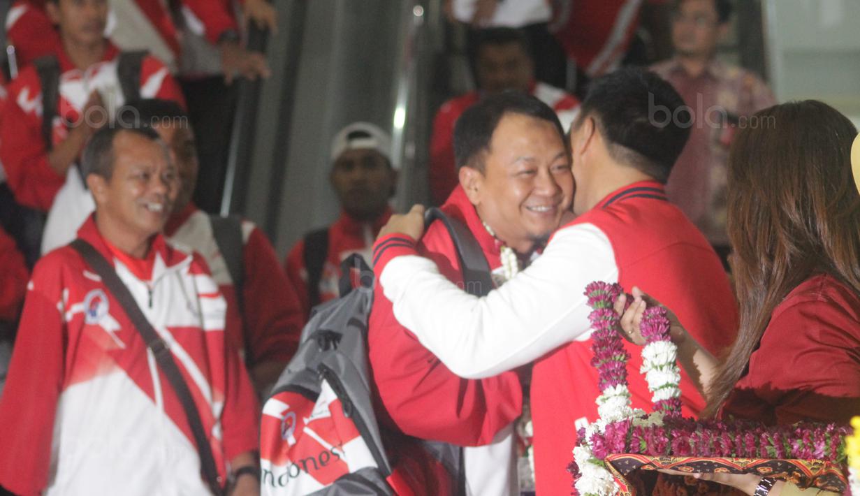 Atlet dan official tersenyum saat mendapat sambutan Menpora, Imam Nahrawi usai mengikuti ASEAN Paragames 2017 di Bandara Adi Sumarmo, Solo, (24/9/2017). Indonesia berhasil meraih juara umum dengan meraih 26 medali emas.  (Bola.com/Ronal Seger)