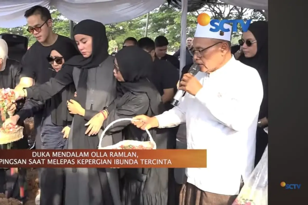 Olla Ramlan di pemakaman ibunda. (Hot Shot, YouTube/ SCTV)