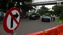 Petugas memberikan penjelasan kepada pengendara mobil saat uji coba sistem satu arah di kawasan Dukuh Bawah, Jakarta, Rabu (13/2). Penataan rekayasa lalu lintas itu guna kemudahan akses pengintegrasian transportasi publik. (Merdeka.com/Imam Buhori)