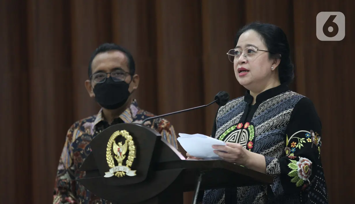 Ketua DPR Puan Maharani membacakan surat Presiden di Lobby Nusantara III, Kompleks Parlemen MPR/DPR-DPD, Jakarta, Rabu (3/11/2021).  Dalam Supres ini mengajukan KSAD Jendral TNI Andika Perkasa sebagai calon tunggal Panglima TNI menggantikan Marsekal Hadi Tjahjanto.  (Liputan6.com/Angga Yuniar)