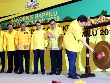 Ketua Umum DPP Partai Golkar, Airlangga Hartarto (kanan) memukul gong tanda dibukanya Rakornis Bappilu Partai Golkar 2018 di Jakarta, Sabtu (20/10). Rakornis membahas persiapan kampanye pada Pemilu 2019. (Liputan6.com/Helmi Fithriansyah)