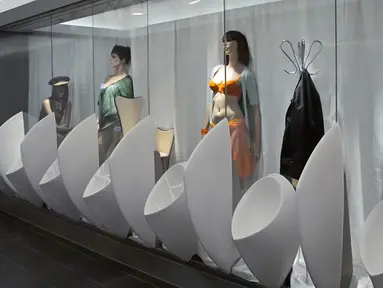Di toilet di sebuah pusat perbelanjaan di Weiterstadt, Jerman ini Anda jadi merasa diintip oleh wanita-wanita genit. (wowamazing.com)
