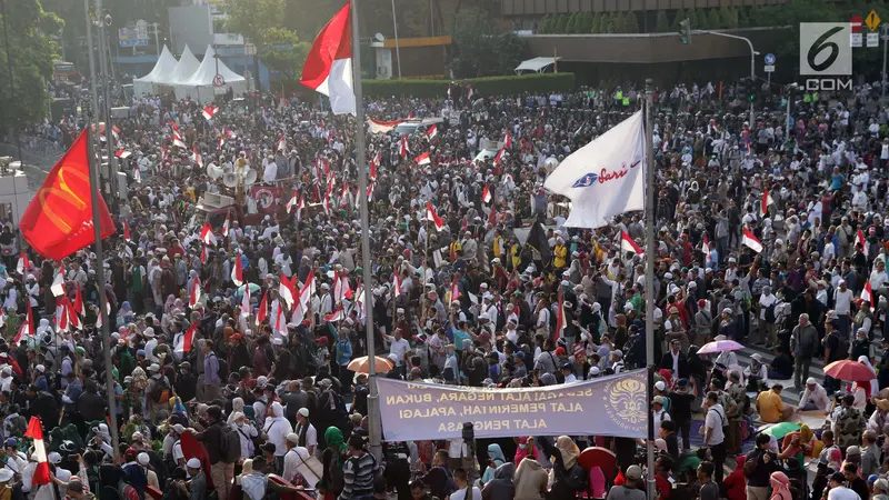 Massa Penuhi Jalan Depan Bawaslu