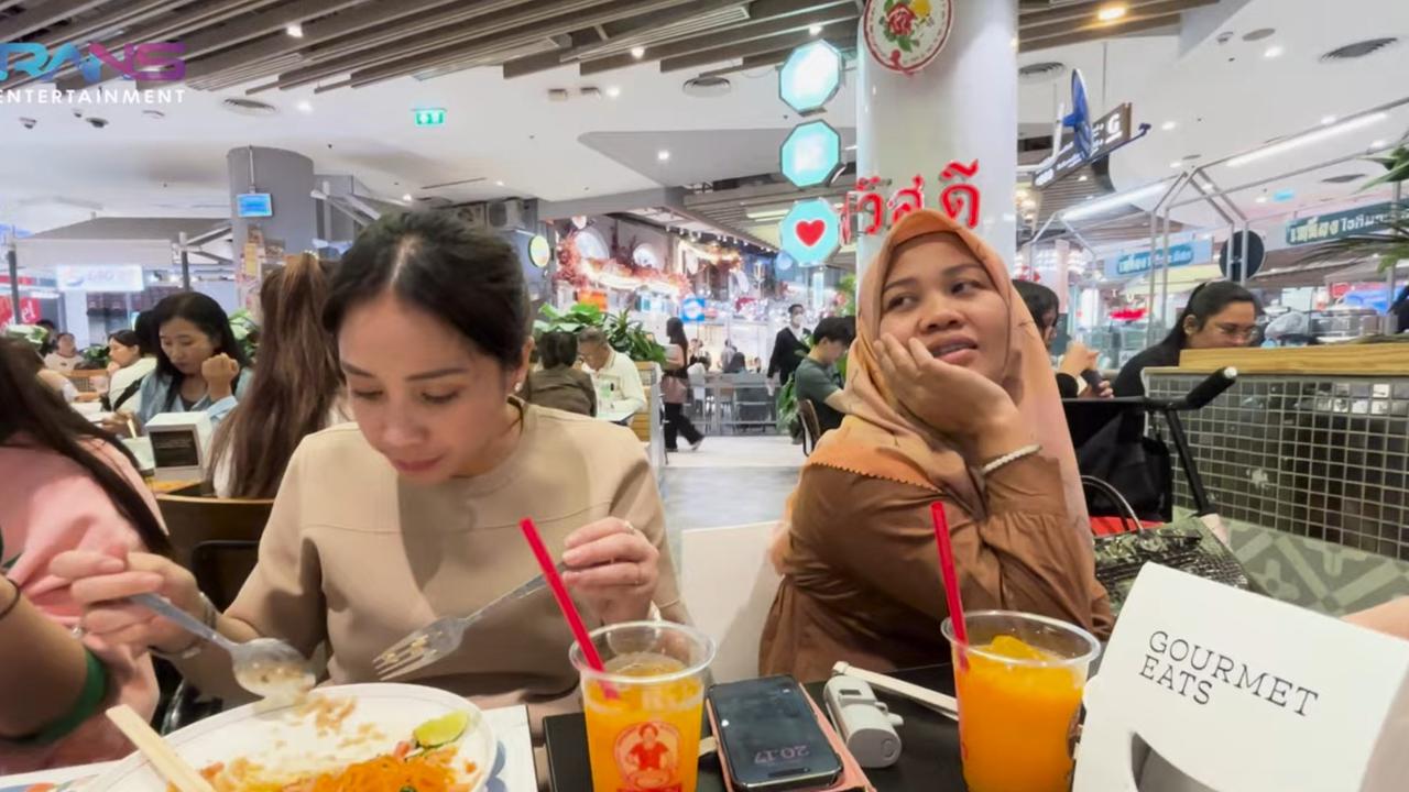 Temani Nagita Slavina Makan, Potret Cantik Sus Rini Manglingi Bikin Salfok saat di Bangkok - Dapat Banyak Pujian