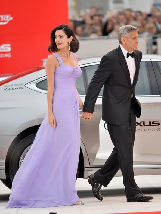 Amal juga semakin terlihat cantik dengan sepatunya dari Aquazzura dan perhiasan yang dikenakannya hasil karya Lorraine Schwartz jewelry. (AFP/Tiziana Fabi)