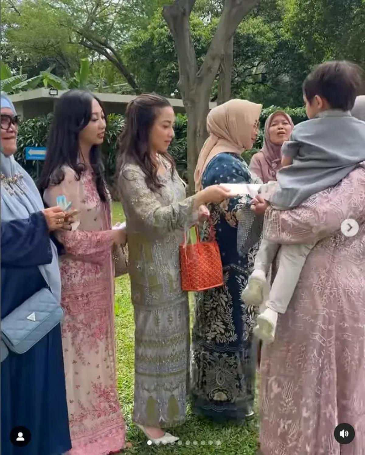 6 Potret Keluarga Nikita Willy Bagi-Bagi THR Lebaran, Sudah Jadi Tradisi Setiap Tahun