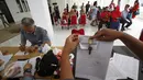 Warga mengikuti proses pengundian Rusun Rawa Bebek di Jakarta Timur, Kamis (6/10). Hari ini, sebanyak 27 keluarga dari 4 RW di Bukit Duri, Jaksel, mengikuti pengundian dan mengambil kunci untuk menempati Rusun Rawa Bebek. (Liputan6.com/Immanuel Antonius)