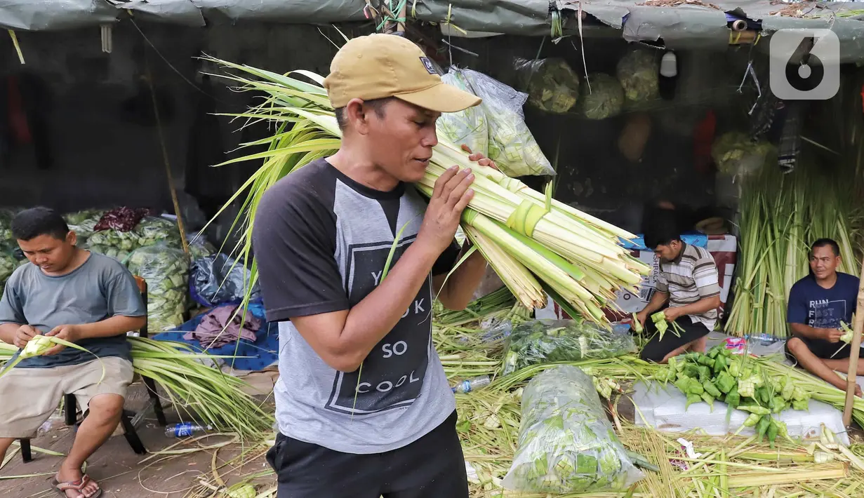 Kulit ketupat dijual dengan harga Rp10 ribu hingga Rp15 ribu per ikat tergantung ukuran. (Liputan6.com/Angga Yuniar)