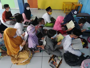 Anak-anak menghapal Al-Quran di Nabinatul Qur'an, Cinere,  Depok, Selasa (20/4/2021). Momentum bulan Ramadhan 14420 H dimanfaatkan anak-anak untuk membaca dan menghapal Al-Quran secara bersama-sama untuk menambah amalan ibadah puasa. (merdeka.com/Arie Basuki)