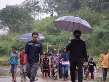 Hujan tak menghalangi Atta Halilintar untuk mendatangi pesantren AHHA Binnaumma. (Foto: Instagram/@attahalilintar)