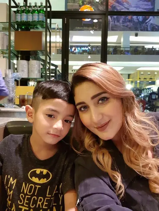 Sebagai mantan istri, ibu dua orang anak itu berharap Tommy dan kekasihnya segeran meresmikan hubungannya. Ia juga siap menghadiri pernikahan jika mendapat undangan. (Instagram/tanianadiraa)