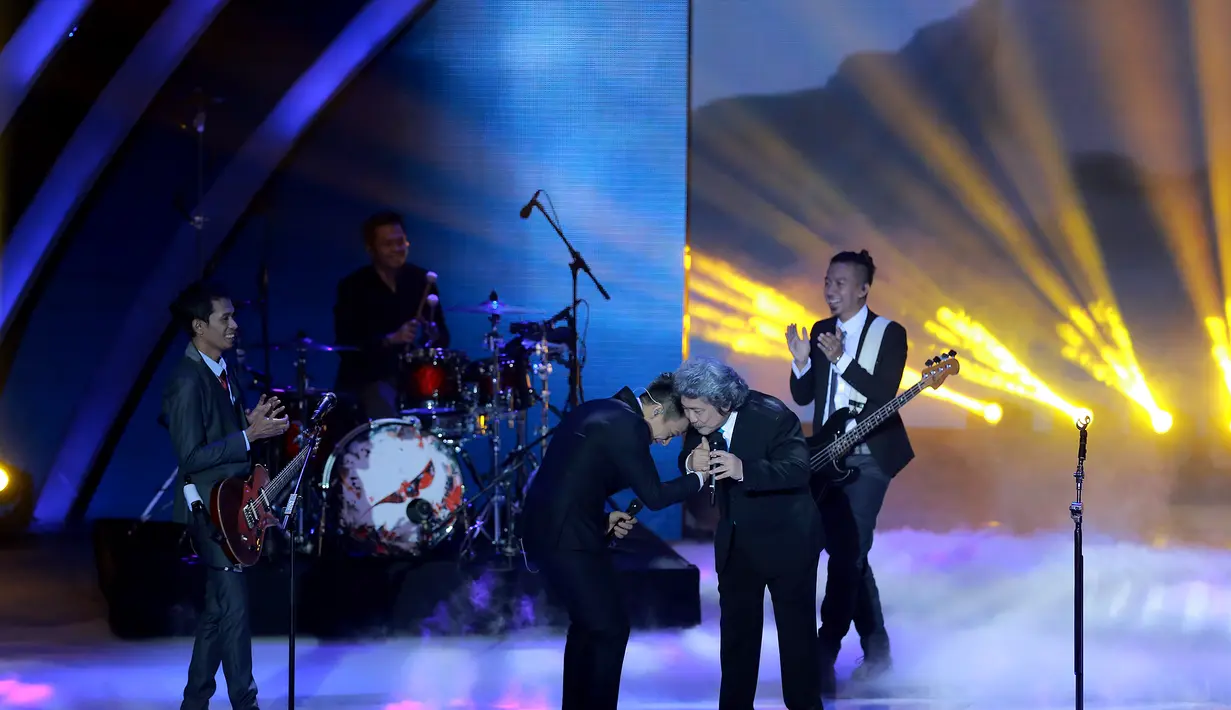 "Kaget, tiba-tiba lagi nyanyi kok ada suara dua enak banget. Ternyata Om Sam," ucap Ariel di atas panggung menyambut kehadiran Sam Bimbo. (Adrian Putra/Bintang.com)