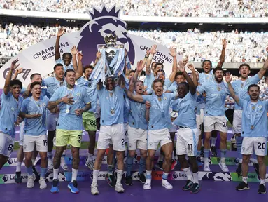 Para pemain Manchester City mengangkat trofi juara Liga Inggris 2023/2024 usai menaklukkan West Ham United pada laga pekan ke-38 yang digelar di Etihad Stadium, Minggu (19/5/2024) malam WIB. (AP Photo/Dave Thompson)