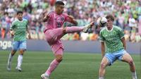 Penyerang Inter Miami, Luis Suarez, berduel dengan&nbsp;gelandang Seattle Sounders, Reed Baker-Whiting, pada final Leagues Cup, Senin, 1&nbsp;September&nbsp;2025, di Seattle. (AP Photo/Lindsey Wasson)