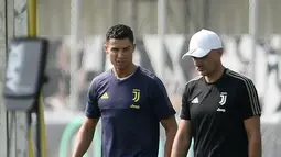Penyerang Juventus Cristiano Ronaldo bersiap mengikuti latihan di Turin, Italia (18/9). Juventus akanb bertanding melawan wakil Spanyol, Valencia pada grup H Liga Champions di Estadio Mestalla. (AFP Photo/Marco Bertorello)