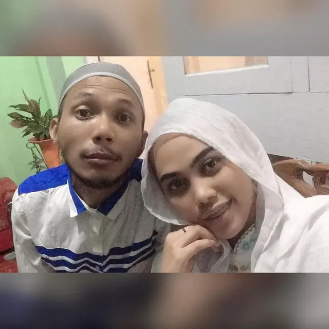 7 Potret Kebersamaan Norman Kamaru dan Istri Tampil dalam Busana Muslim
