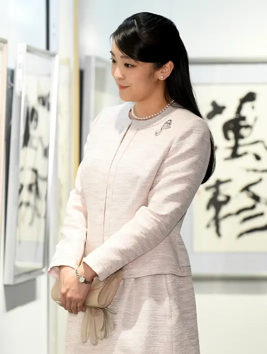 Putri sulung Pangeran Akishino, Putri Mako melihat pameran kaligrafi di  Tokyo, Jepang (9/2). Sebelumnya Putri Mako telah bertunangan dengan pria dari kalangan biasa yang bernama Kei Komuro pada 3 September 2017. (AFP Photo/Pool/Toru Yamanaka)
