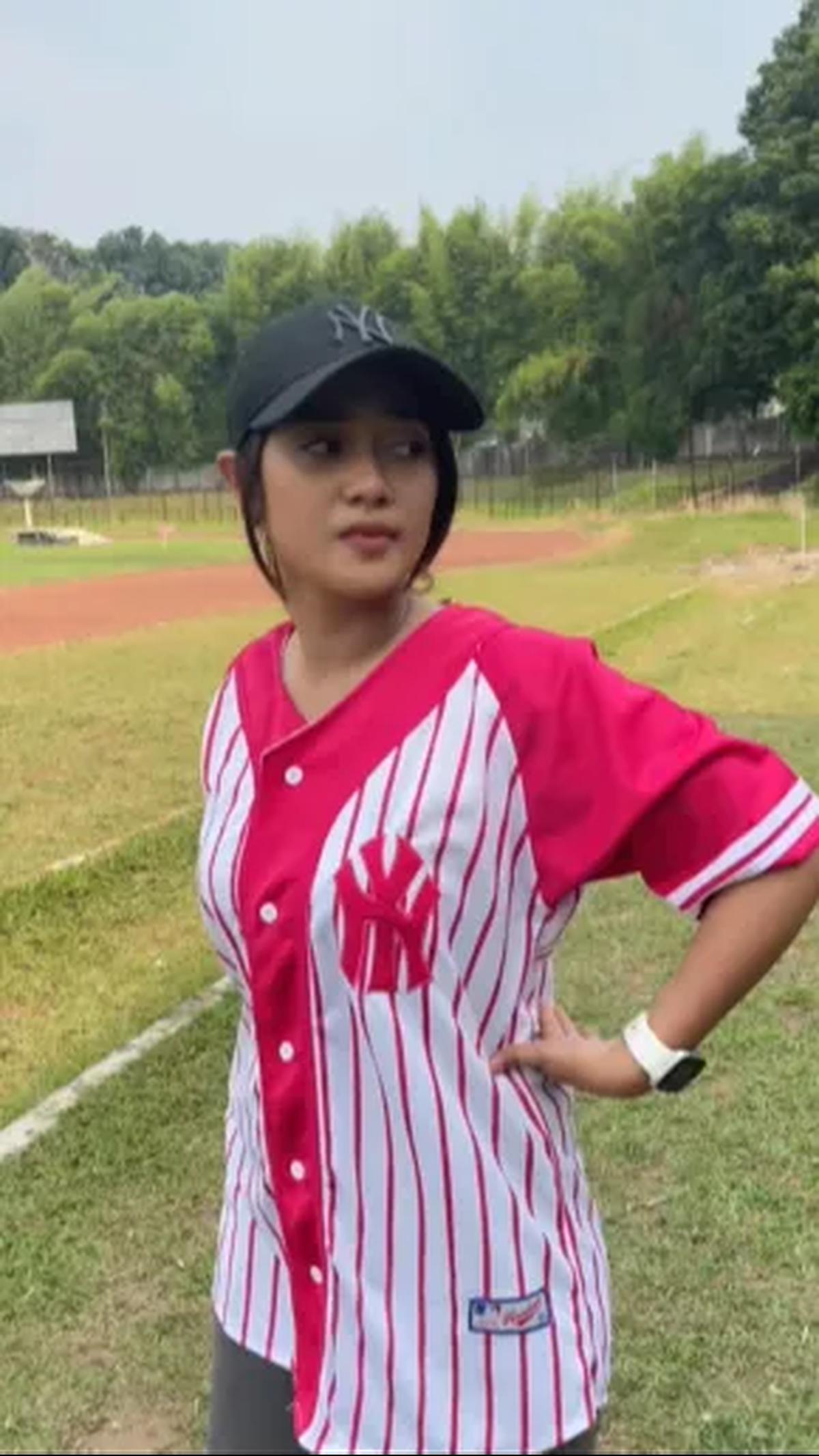 Pemeran Dinda, Aline Pertiwi tampil kece dengan baju berwarna fushica. Penampilannya semakin modis dengan topi baseball.&nbsp;