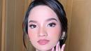 Penampilan Sabrina pun diperlengkap dengan riasan wajah flawless glam dengan peach blush oleh MUA Dany Barca yang selaras dengan tema dekorasi. (Instagram/dannybarca22).