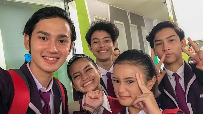 Main ‘Dari Jendela SMP’, Ini 6 Potret Liya Cewek Viral Foto KTP Cantik Bareng Pemain