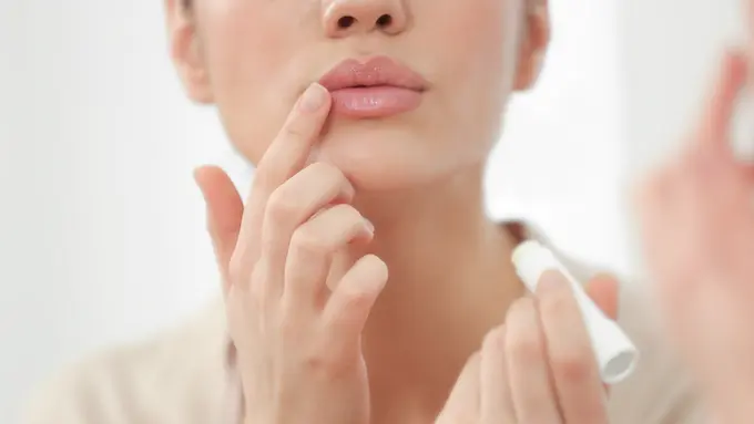 Mau Bibir Tampak Merah Merona Secara Alami? Tips Perawatan Ini Bisa Dicoba di Rumah