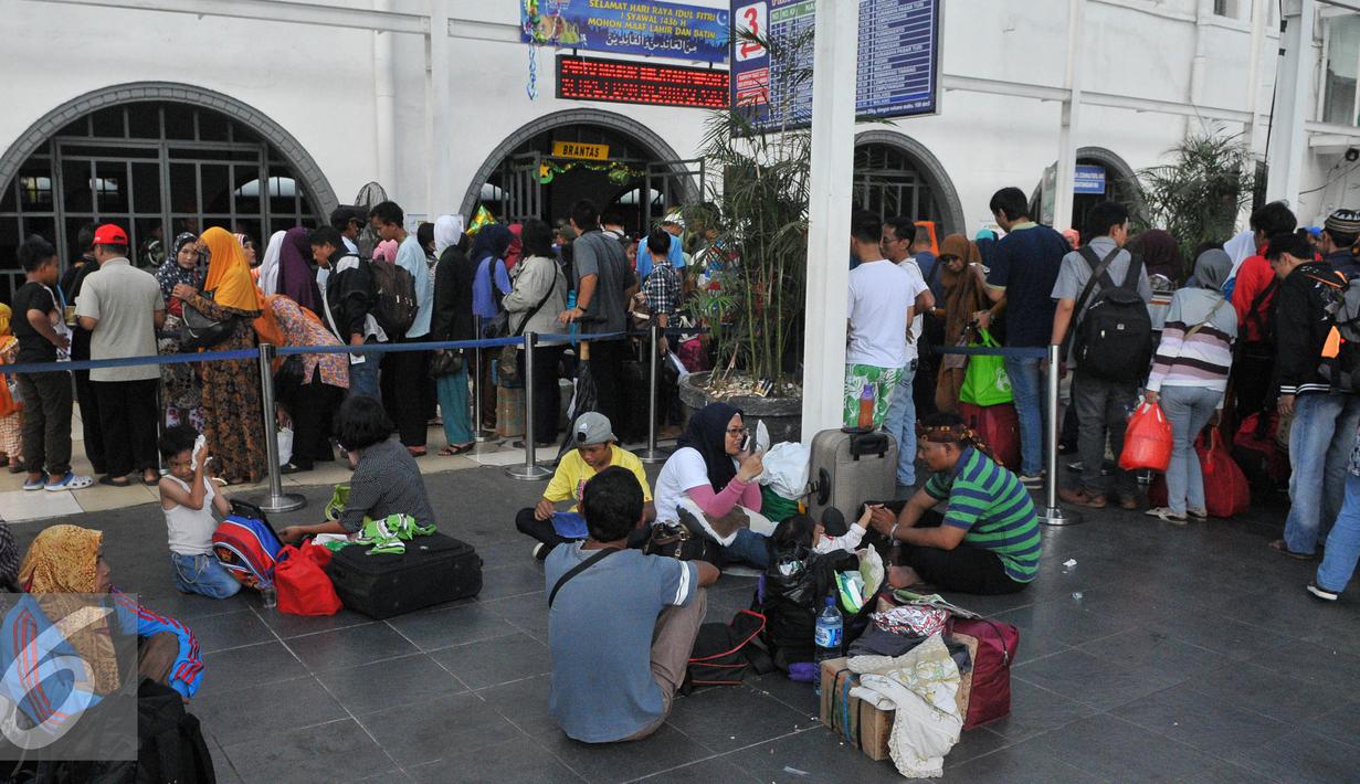 Sejumlah pemudik tampak menunggu di Stasiun Senen pada H+3 Lebaran, Jakarta, Senin (20/7/15). Para pemudik berencana pulang kampung pada H+3 karena tidak mendapatkan tiket sebelum Lebaran. (Liputan6.com/Herman Zakharia)