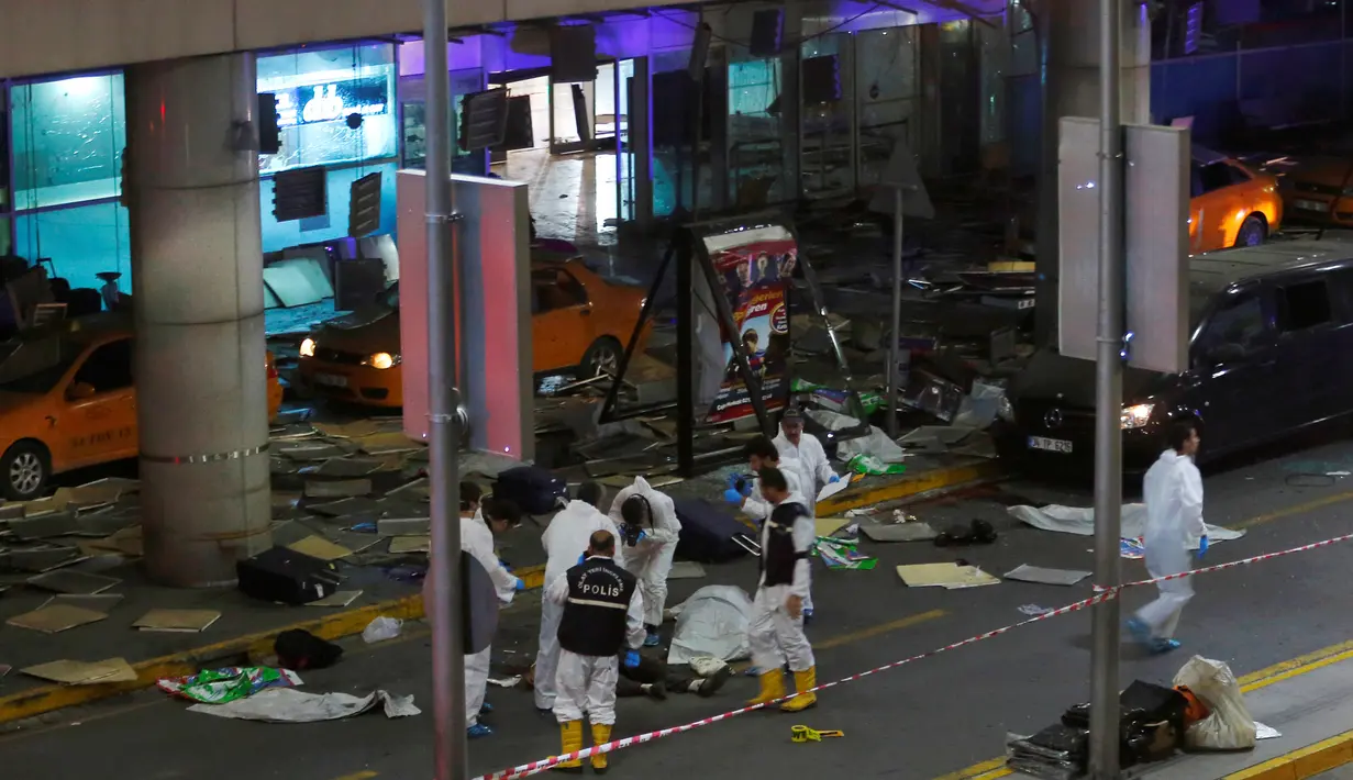 Petugas forensik memeriksa jasad korban ledakan bom di Bandara Atarturk, Istanbul, Turki, Selasa (28/6). Pejabat otoritas setempat, menyebut para pelaku meledakkan diri setelah polisi menembaki mereka di pintu masuk terminal bandara. (REUTERS/Murad Sezer)