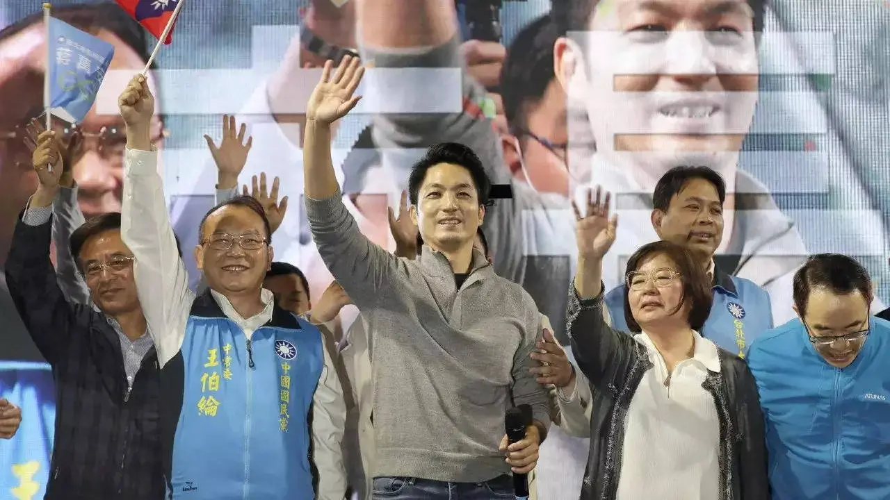 Chiang Wan-an diteriaki para wanita muda untuk berfoto selfie dengannya (AP).