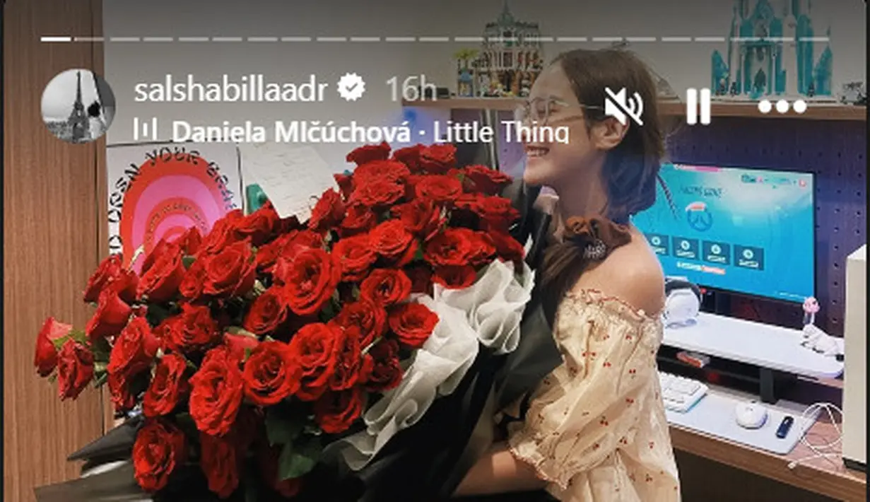 Buket bunganya cukup besar karena ada puluhan tangkai bunga mawar, Salshabilla Adriani terihat menggemaskan memeluk buket bunga tersebut. Ketika unggah foto tersebut, Salsha memilih lagu Little Thing – Daniella Muchova sebagai backsound. Lagu tersebut tentunya menggambarkan kejutan dan kado sederhana yang didapat dari sang suami namun tetap membuatnya bahagia. (Liputan6.com/IG/@salshabillaadr)