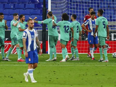 Para pemain Real Madrid merayakan gol yang dicetak oleh Casemiro ke gawang Espanyol pada laga La Liga di Stadion Cornella-El Prat, Minggu (28/6/2020). Real Madrid menang 1-0 atas Espanyol. (AP/Joan Monfort)