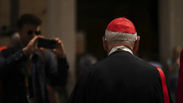 Salah satu kardinal di Vatikan yang akan mengikutip konklaf untuk mencari penerus Paus Fransiskus pada Rabu (7/5/2025). (AP/Fransisco Seco)