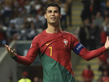 Cristiano Ronaldo boleh saja meredup di musim keduanya bersama Manchester United dengan tak lagi jadi pilihan utama pelatih Erik ten Hag. Namun di level timnas, namanya masih harum sebagai andalan Portugal dan menjadi pemain Eropa dengan koleksi caps terbanyak hingga kini. Berikut daftar 5 pemain MU dengan koleksi caps terbanyak untuk negaranya. (AP/Luis Vieira)