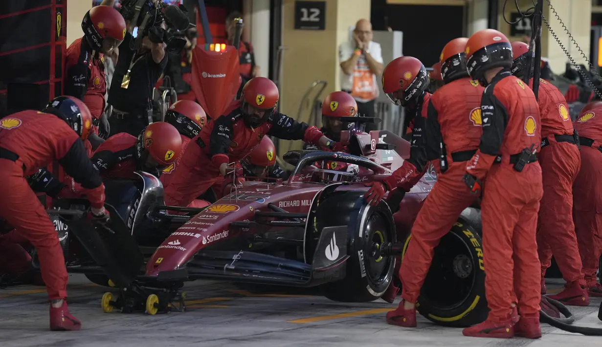 Pebalap Ferrari, Charles Leclerc berhasil menyegel posisi Runner Up Juara Dunia Formula 1 2022 setelah finis kedua saat GP Abu Dhabi yang berlangsung di Sirkuit Yas Marina, Minggu (20/11/2022). (AFP/Pool/Kamran Jabreili)