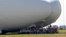 Pekerja meninjau kerusakan pesawat Airlander 10 yang gagal mendarat di Cardington Airfield, Inggris, Rabu (24/8). Pesawat yang diklaim terbesar di dunia itu rusak karena harus menukik tajam ketika melakukan pendaratan (REUTERS/Darren Staples)