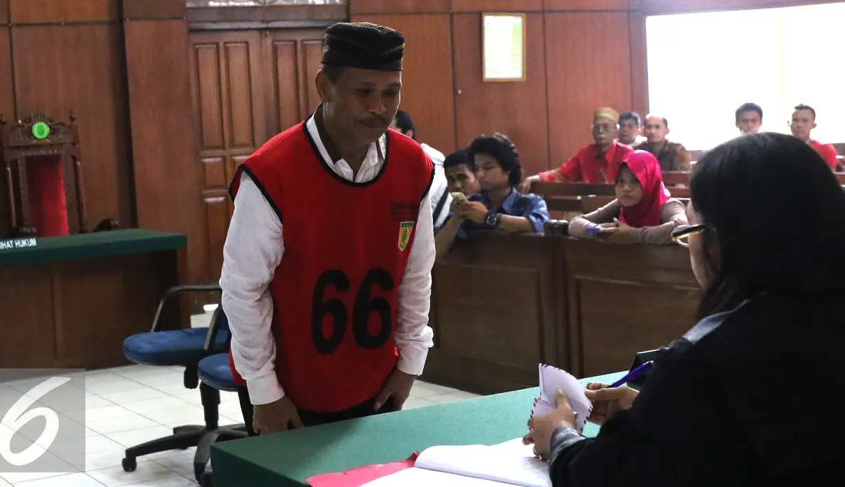 Daeng Aziz memberikan surat berisi nama-nama yang ingin dihadirkan oleh JPU, Pengadilan Negeri Jakarta Utara, Rabu (18/5). Daeng Azis menjadi terdakwa pada kasus pencurian listrik di Kali Jodoh (Liputan6.com/Herman Zakharia)