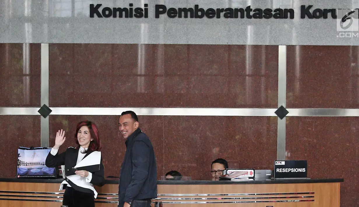 Dokter Sonia Wibisono menyapa awak media usai menjalani pemeriksaan di gedung KPK Jakarta, Jumat (26/1). Sonia sendiri sebenarnya telah dipanggil KPK, Selasa (23/1) kemarin, namun tidak hadir. (Liputan6.com/Herman Zakharia)