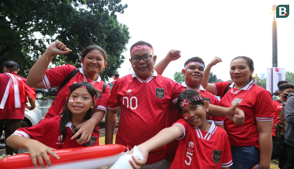 <p>Taufik dan keluarganya datang dari Belitung Timur untuk menyaksikan duel Timnas Indonesia vs Argentina di Stadion Utama Gelora Bung Karno (SUGBK), Senin (19/6/2023) malam. (Bola.com/M Iqbal Ichsan)</p>