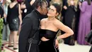 "Jika Travis miliki acara   atau manggung, aku takkan   datang. Karena aku ingin ia   melakukan tugasnya. Aku ingin   Travis menjadi dirinya   sendiri," lanjut Kylie Jenner. (THEO WARGO / GETTY IMAGES NORTH AMERICA / AFP)