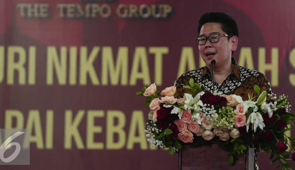 Presiden Direktur PT Tempo Scan Pacific Handojo S Muljadi memberikan sambutan  dalam acara buka puasa bersama karyawan di PT Tempo Scan Pacific Cikarang, Jawa Barat, Kamis (23/6). (Liputan6.com/Faizal Fanani)