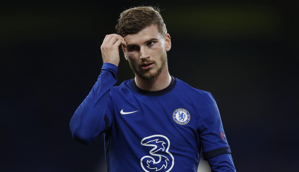 Striker Chelsea, Timo Werner, tampak kecewa usai ditahan imbang Sevilla pada laga Grup E Liga Champions 2020/2021 di Stamford Bridge, Rabu (21/10/2020) dini hari WIB. Chelsea bermain imbang 0-0 atas Sevilla. (AFP/Alastair Grant/pool)
