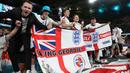 Fans Inggris merayakan kemenangan timnya atas Denmark pada akhir semifinal Euro 2020 di Wembley Stadium, London, Kamis dinihari WIB (8/7/2021). Inggris melaju ke babak final Euro 2020 melawan Italia setelah mengalahkan Denmark dengan skor 2-1. (Carl Recine/POOL/AFP)