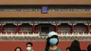 Turis mengenakan masker untuk mencegahn penyebaran virus corona hingga memasuki Kota Terlarang di Beijing (25/10/2020). Dengan wabah COVID-19 yang sebagian besar terkendali di dalam perbatasan China, rutinitas kehidupan sehari-hari yang normal telah mulai kembali untuk warganya. (AP Photo/Andy Wong)