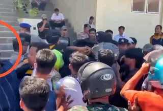 Viral Demonstran Tonjok Muka Polisi Saat Unjuk Rasa Di Mamuju, Kini Dikejar Polisi Hingga ke Hutan