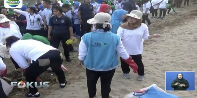 Peringati Peduli Sampah Nasional, Iriana Jokowi Bersihkan Pantai Teluk Ambon