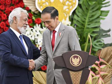 Presiden Republik Indonesia Joko Widodo atau Jokowi (kanan) berjabat tangan dengan Perdana Menteri (PM) Timor Leste Xanana Gusmao saat konferensi pers di Istana Bogor, Bogor, Jawa Barat, Jumat (26/1/2024). (Adek BERRY/AFP)